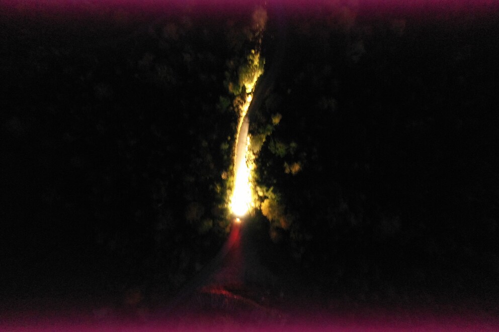 Leuchten die Lichter der Drohne während der Aufnahme, sind an den Rändern rote Bereiche zu erkennen (5.0 sek bei f/2.8 und ISO 3200)