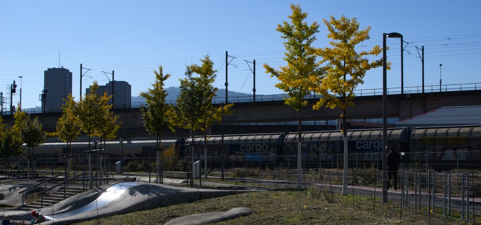 Matrixmessung: Die Kamera versucht, auch das reflektierende Metall der Rutschbahn richtig zu belichten und schafft es doch nicht. Dafür ist der Rest des Bilds zu dunkel.