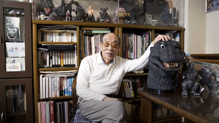 Haruo Nakajima neben dem Kopf, den er in einem Dutzend Filmen getragen hat.