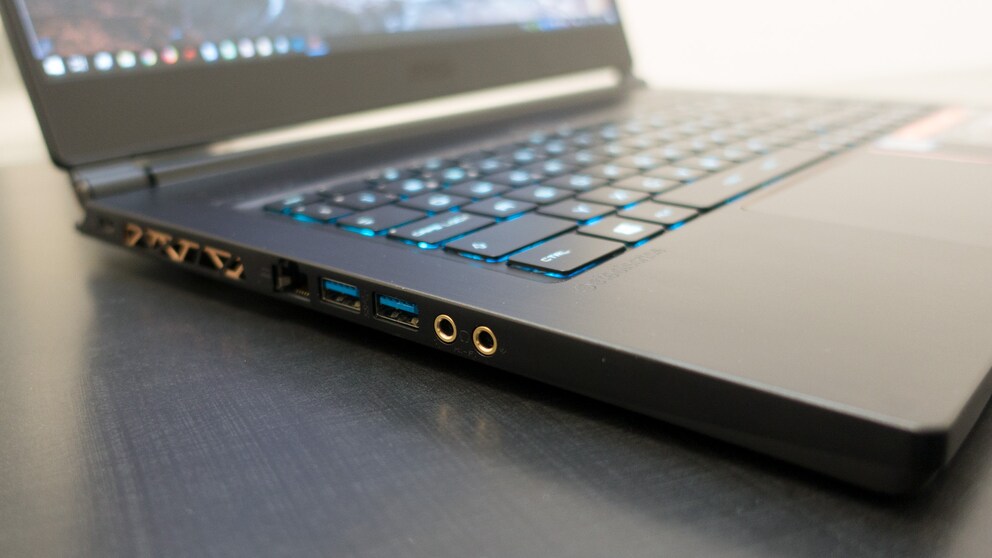 Klinkenanschlüsse Kopfhörer und Mikrofon, zweimal USB 3.1 Typ-A, LAN Port sowie Kensington-Schloss