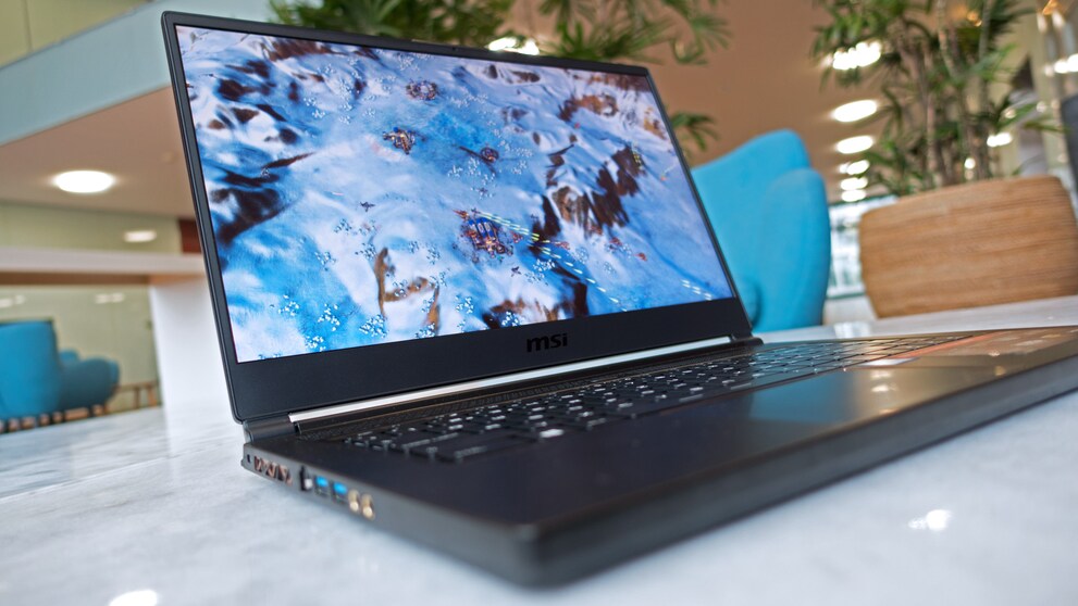 Das Display löst zwar lediglich mit 1080p auf, überzeugt aber mit 144 Hz Bildwiederholfrequenz.