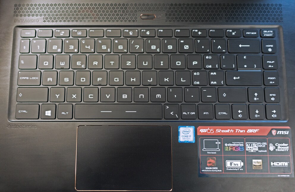 1.4 mm Tastenhub und frei konfigurierbare RGB-Beleuchtung. Das Bild zeigt eine Schweizer Tastatur.