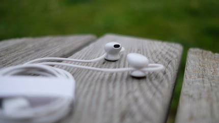 Kabelgebundene Kopfhörer sind mir zwar zu umständlich, die Earbuds klingen aber erstklassig.