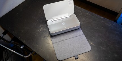 Aufgeklappt braucht der Drucker viel Platz.