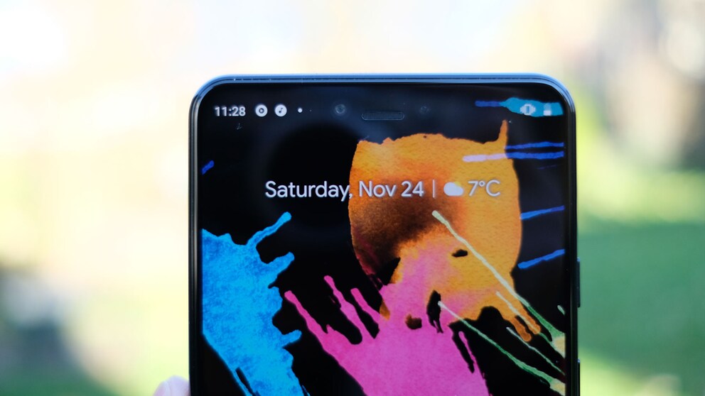 Durch den Notch haben nie mehr als drei Benachrichtigungen Platz. Danach siehst du sogar nur noch zwei sowie einen kleinen Punkt.