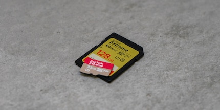 Grössenvergleich einer SD- un Micro-SD-Karte.