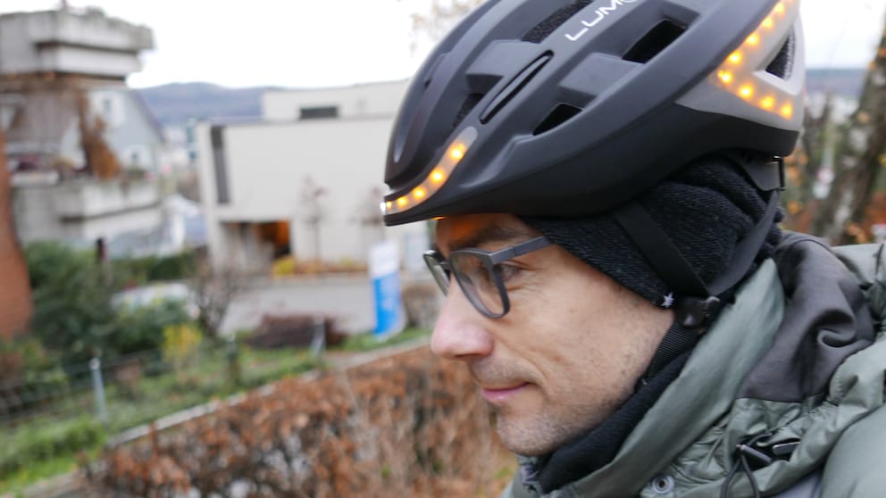 Wenn der Helm blinkt, kann ich mir ein Lächeln nicht verkneifen. Das Licht ist auch tagsüber gut sichtbar.