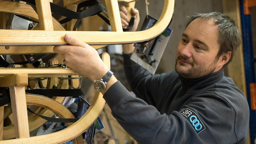 Erwin Dreier mit den original Davoser Holzschlitten.