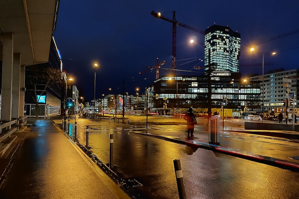Die Pfingstweidstrasse in Zürich, abgelichtet im Nacht-Modus