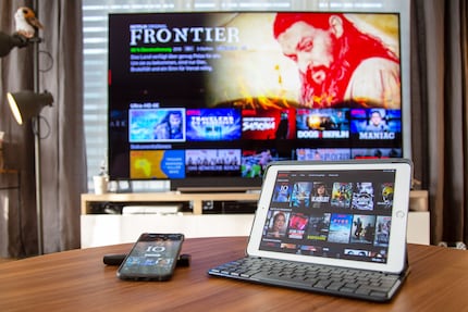 Egal ob am TV, auf dem Handy oder Tablet: Bingewatchen kannst du überall und jederzeit