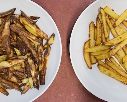 Fail: Verbrannte Pommes aus dem Philips-Gerät links