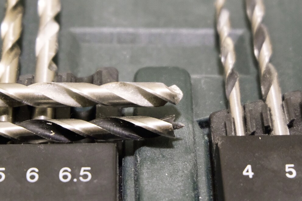 Zur Veranschaulichung: Hinten Metall-, vorne Holzbohrer.