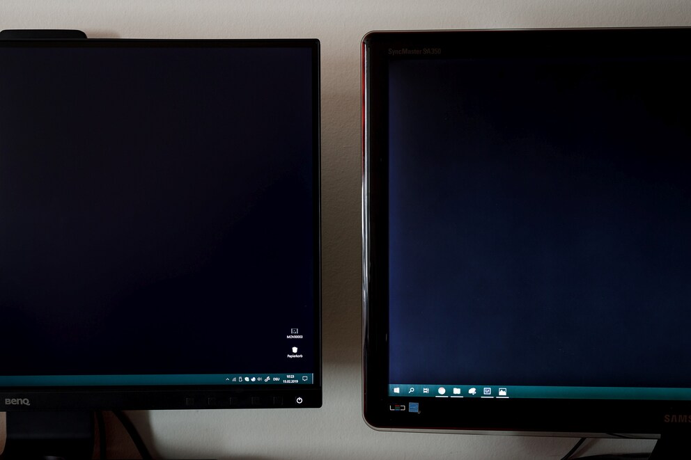 Beim BenQ SW271 (links) überzeugt die Darstellung von Schwarz. Beim alten Office-Bildschirm (rechts) ist das, was Schwarz sein sollte, ziemlich hell.