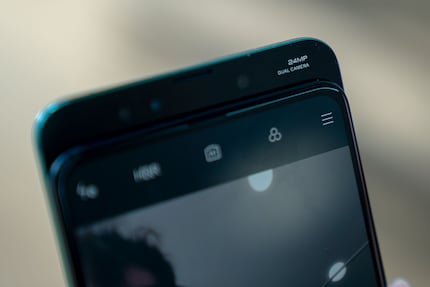 Der geöffnete Slider gibt den Blick auf die Selfie Cam frei