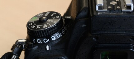 Die Aufnahmebetriebsart ist hier auf C(H), also hohe Serienbildfrequenz, eingestellt. Da dies per Wählrad geschieht, wird es nicht im Benutzermodus gespeichert.