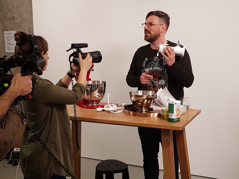Stephanie und Simon werden beim Filmen gefilmt.