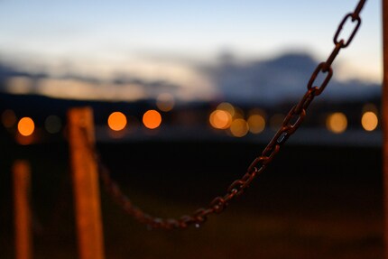 Focussing on the chain in the dark: works.