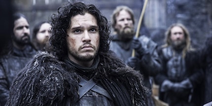 Jon Snow legt das Schwarz an