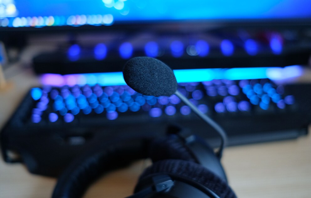 Wenn du kein Mikrofon nachrüsten willst, kannst du auch zum Beyerdynamic MMX300 greifen.