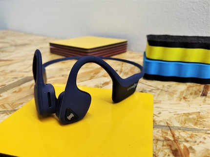 Der Bügel über dem Ohr sorgt für Halt und ist selbst mit Brille nicht unbequem.