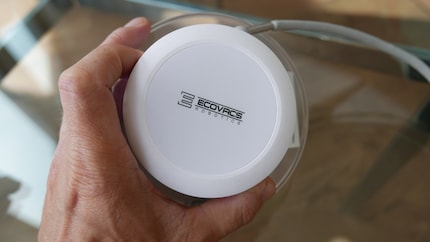 Die Sicherheitshalterung ist batteriebetrieben (2x AAA) und muss separat eingeschaltet werden.