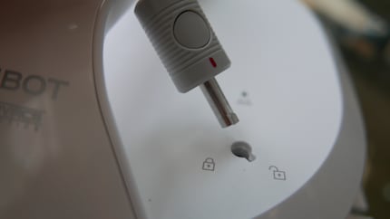 Erst wenn die Sicherheitshalterung korrekt mit dem Winbot X verbunden ist und genug Unterdruck erzeugt, lässt sich der Fensterputzer einschalten.