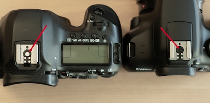 Links die Canon EOS 5D Mark III mit dem Mittenkontakt. Rechts die EOS 2000D ohne Mittenkontakt.