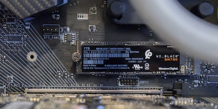 Nicht ganz so schön wie die Version mit Heatsink, aber dank dem schlichten schwarz sieht auch die SN750 ohne Heatsink gut aus.