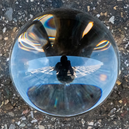 In such a situation, the sphere shows almost only reflections