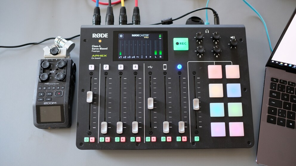 Der Rodecaster benötigt definitiv mehr Platz als das Zoom.