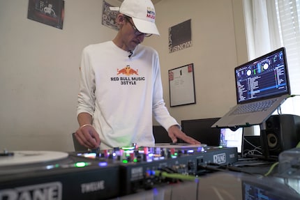 Der DJ hinter seinen Turntables