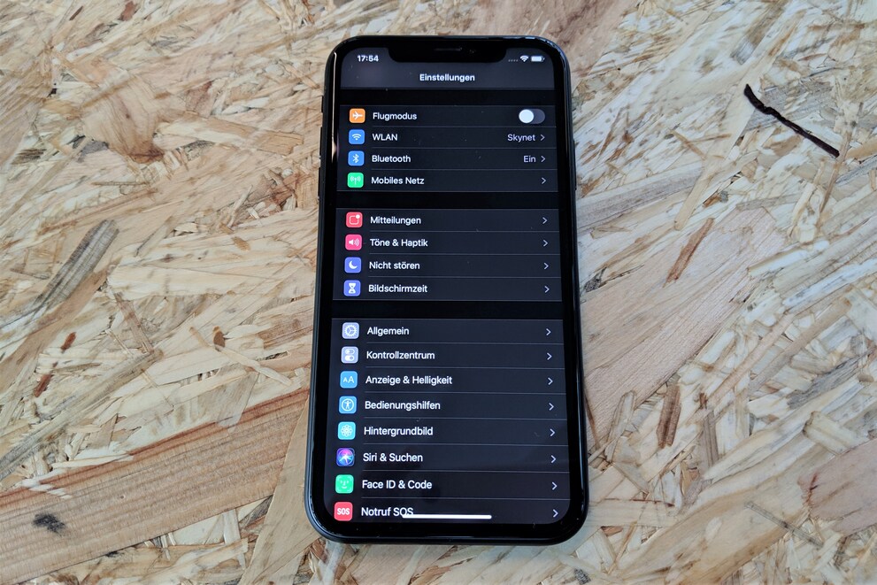 Der Dark Mode funktioniert in den Einstellungen und allen Apple Apps