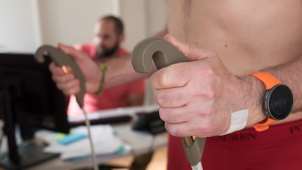 Der Strom fliesst über Hände und Füsse durch den Körper.