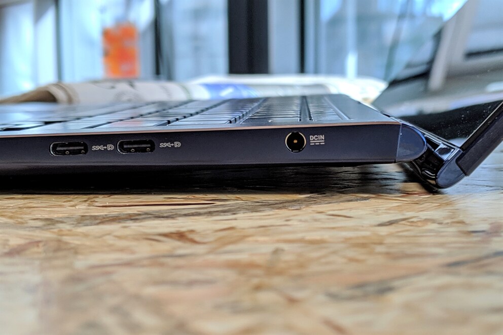 Klappt der Bildschirm auf, hebt die Tastatur ab.