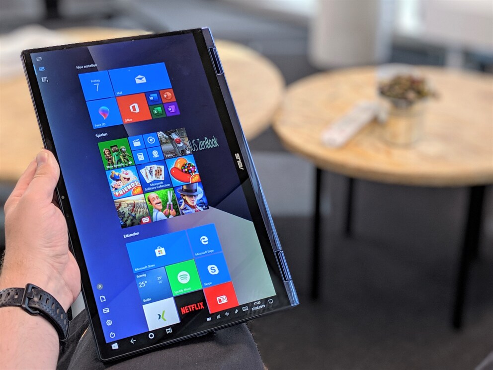 Ganz umklappen und du hältst ein Tablet in der Hand.