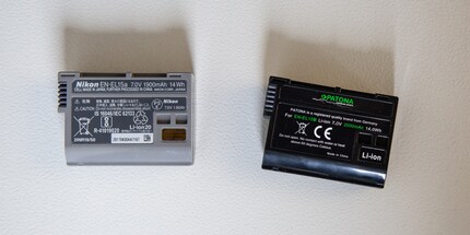 Links: Original mit 1900 mAh, rechts Patona mit 2000 mAh