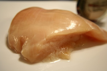 Zartrosa und unbrauchbar: Das Pouletbrüstli in der rohen Form