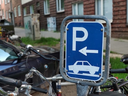 Kleine Mängel bei der Unschärfe zwischen dem Schild und seinem Rahmen, aber Vergleich sehr gut gelöst.