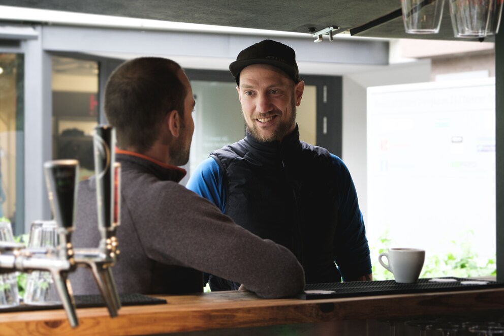Gilt das schon als Outdoor-Erlebnis? Mit Ruedi im «Südgarten» vor der Bar.