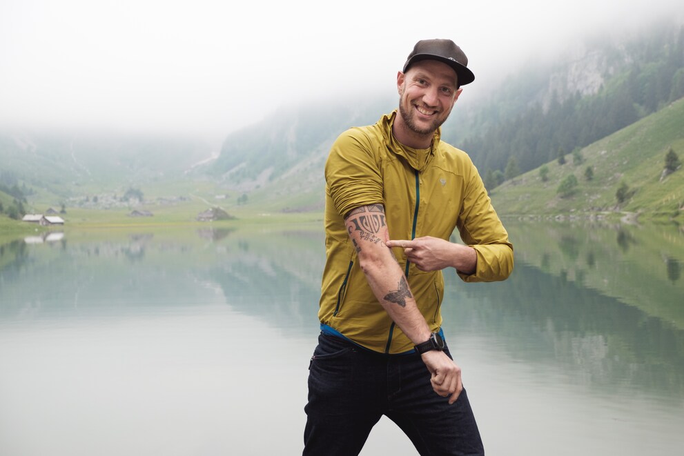 Ruedi trägt den Seealpsee nicht nur im Herzen, sondern auch die Koordinaten auf dem Arm.