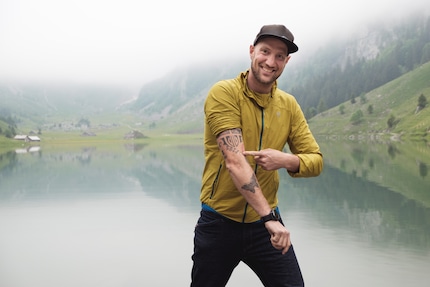 Ruedi trägt den Seealpsee nicht nur im Herzen, sondern auch die Koordinaten auf dem Arm.