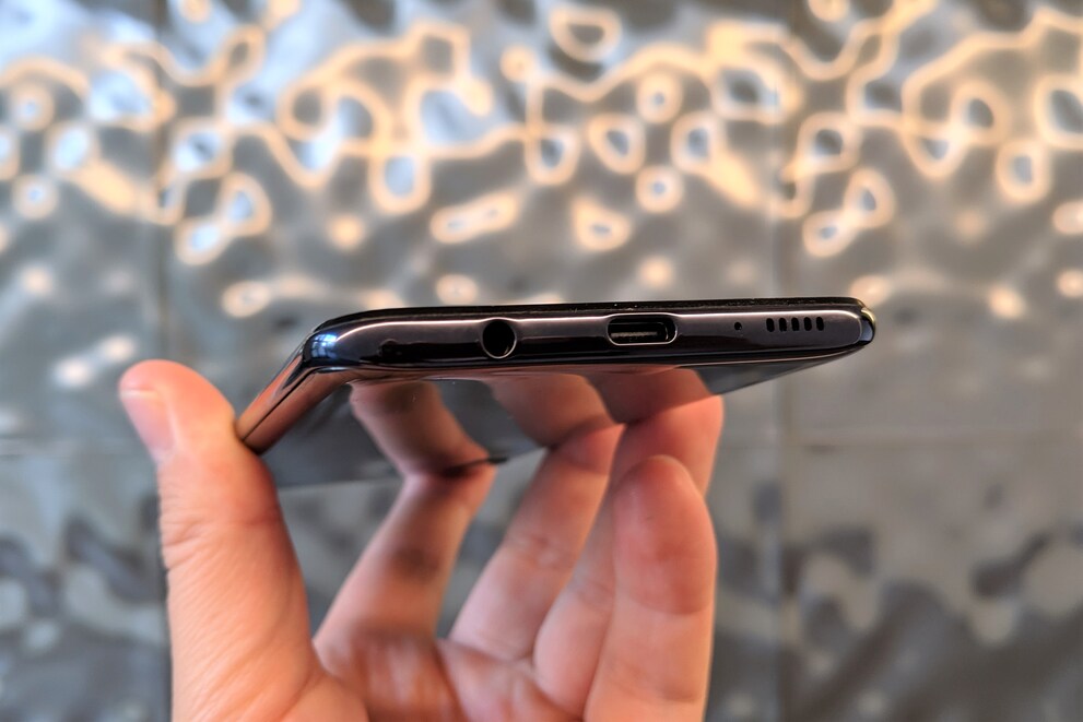 Kopfhöreranschluss und USB-C-Buchse auf der Unterseite