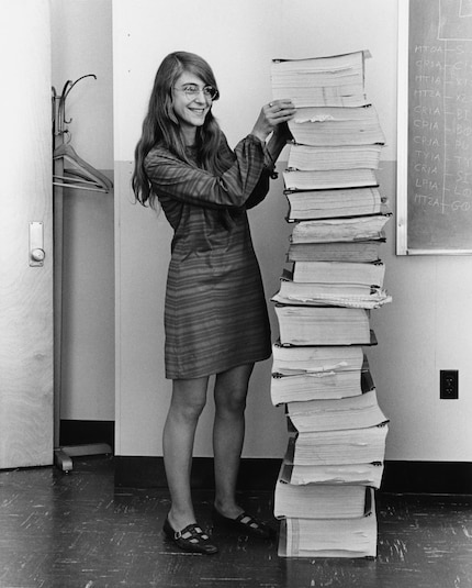 Margaret Hamilton mit der ausgedruckten Apollo-Software.