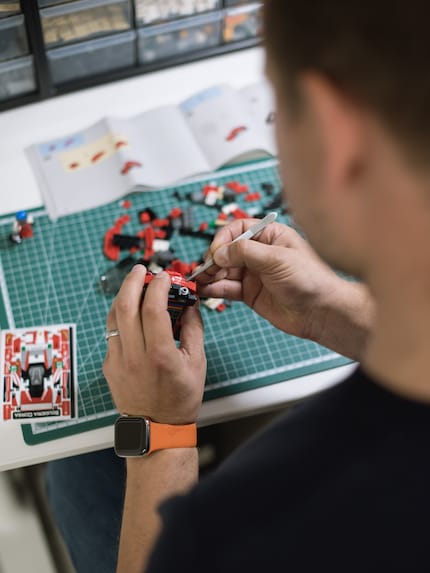 Die Sticker werden fein säuberlich per Pinzette aufgetragen.
