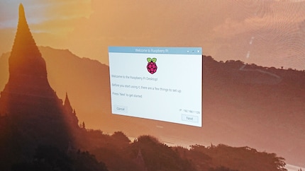 Raspbian ist simpel in der Bedienung. Beim ersten Start führt dich das Betriebssystem auch durch die wichtigsten Einstellungen.