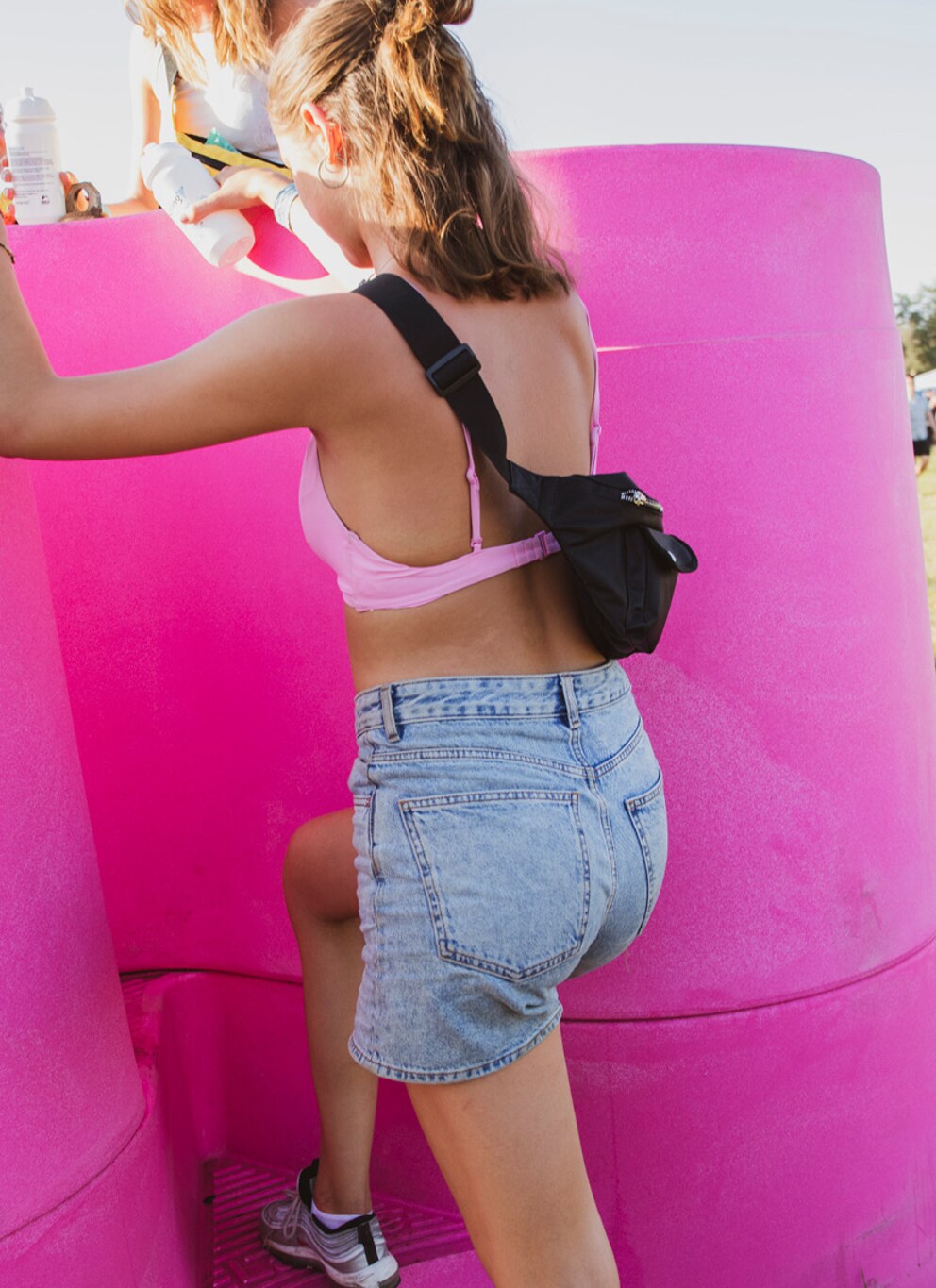 Über eine Stufe kommst du zum Pissoir. Bild: Olivia Rohde, LaPee