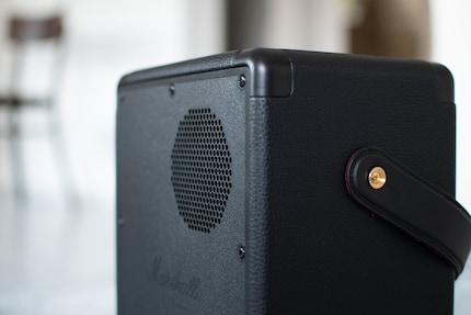 Die Rückseite hat einen weiteren Lautsprecher. Dieser erzeugt einen Stereo-Effekt.