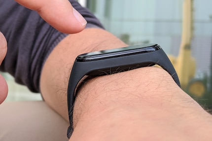 Does not cling to the wrist.