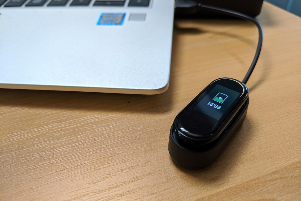 Aufladen am Notebook oder jedem anderen USB-Anschluss.