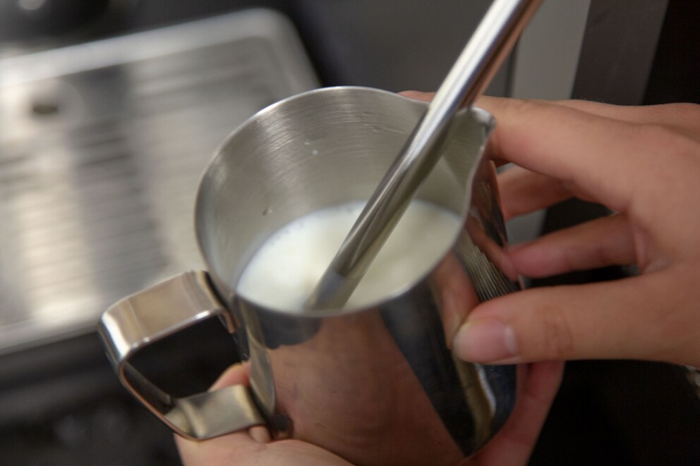 Schaumschlägerei: Die meisten Maschinen besitzen eine Möglichkeit, Milch aufzuschäumen.